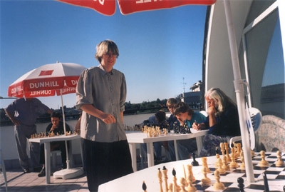 Mezinrodn velmistryn Ing.Elika Richtrov hraje simultnku s hri naeho oddlu pi oslav 20. vro zaloen achovho oddlu. 