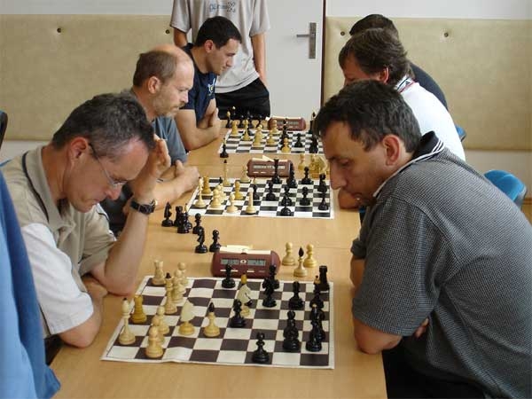 10.9. 2005, MDDM Týn nad Vltavou Turnaj ke 100. výročí založení šachu. Boj na přednich šachovnicich o konečné pořadi v poslednim kole. 